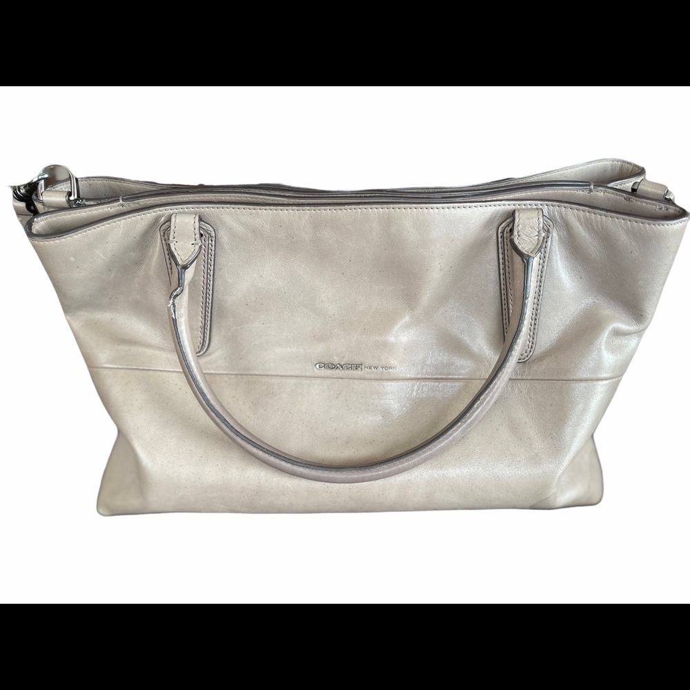 COACH Taupe 3 Pocket Purse Pre-Owned Magnet Close - Picture 2 of 14